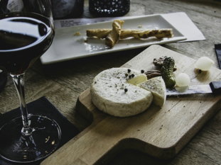 alimentos ricos em histamina como queijo curado, vinho tinto e embutidos