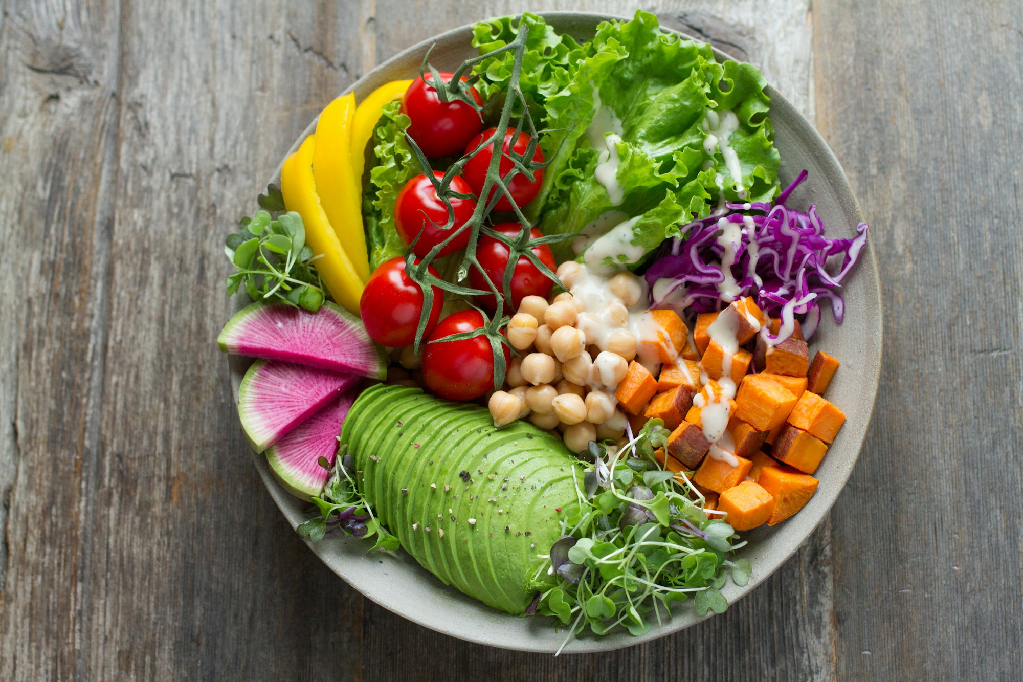 Prato variado com vegetais, fibras e gorduras boas para o intestino
